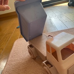【3coins】ダンプカー おもちゃの画像