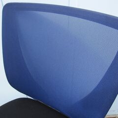 事務イス　肘なし　ブルー/ブラック　メッシュチェア　カグクロ製　2024年製の画像