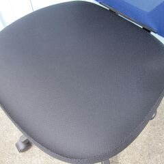 事務イス　肘なし　ブルー/ブラック　メッシュチェア　カグクロ製　2024年製の画像