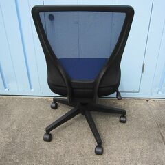 事務イス　肘なし　ブルー/ブラック　メッシュチェア　カグクロ製　2024年製の画像