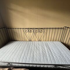 IKEA ベッドフレーム アイアン素材 シングルベッド マットレス付きの画像