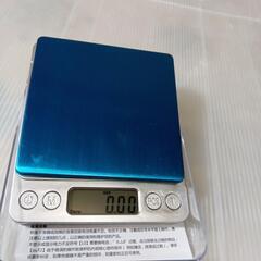 新品未使用です・料理用軽量計液晶でグラム数測れます、サイズ横幅1.5cm,縦幅12.5cm,本体厚さ２cm,青色の液晶でグラム数測れます。の画像