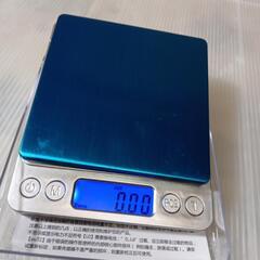 新品未使用です・料理用軽量計液晶でグラム数測れます、サイズ横幅1.5cm,縦幅12.5cm,本体厚さ２cm,青色の液晶でグラム数測れます。の画像