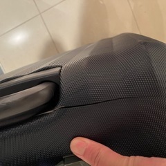 スーツケース　割れあり
の画像