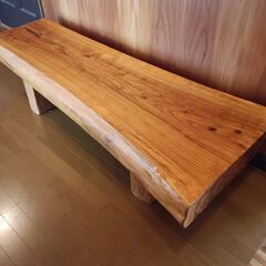 大きい（重い）杉のベンチの画像