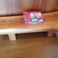 大きい（重い）杉のベンチの画像