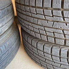三菱純正ホイールとスタッドレス2本の画像