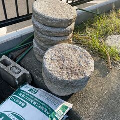 ブロック塀49個＋丸型飛び石（御影石）９個＋御影石製ほこら3セットの画像