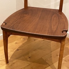 木製スラットバックチェアの画像