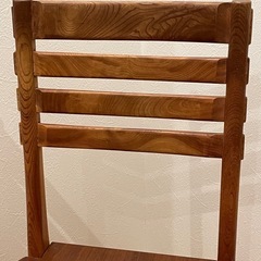 木製スラットバックチェアの画像