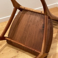 木製スラットバックチェアの画像