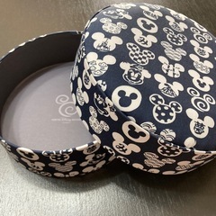  【東京ディズニーリゾート限定】 ミッキーマウス おせんべい の缶　和柄　蓋の表面はふわふわ柔らかいの画像