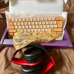 ストリーマー 有線キーボードとヘッドホンの画像