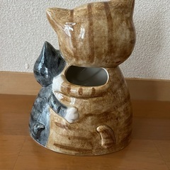 猫の靴べら入れ付き陶器製置き物の画像