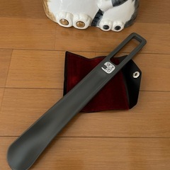 猫の靴べら入れ付き陶器製置き物の画像