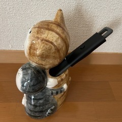 猫の靴べら入れ付き陶器製置き物の画像