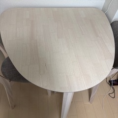 ダイニングテーブル椅子2脚の画像