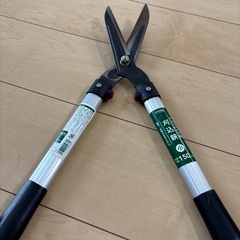 【値下げしました】雑草刈.枝切り.ハサミ.鎌4点セットの画像
