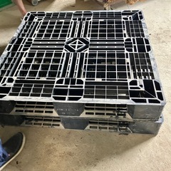 樹脂パレット 7枚、ハンドリフト1500kgの画像