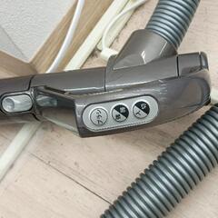 0817-039 dyson ダイソン DC63 サイクロン式掃除機 ※お求めの方はスタッフまでお声がけください。の画像