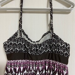 幾何学模様のビキニとマキシドレスのセット。 の画像