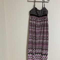 幾何学模様のビキニとマキシドレスのセット。 の画像