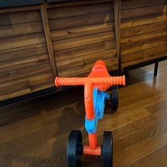 四輪車、幼児、おもちゃの画像