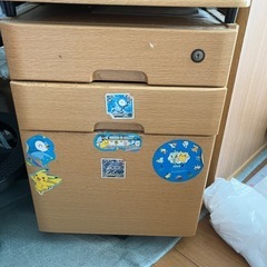 お子さま用学習机、椅子の画像