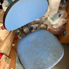 お子さま用学習机、椅子の画像