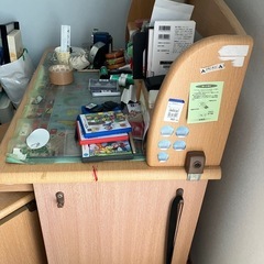 お子さま用学習机、椅子の画像