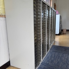会社必見！中古　大容量引き出し棚① 書類/納品書/伝票整理に最適です！ 23段×3列　(69コ引出し) 幅90cm×奥行45cm×高さ105cmの画像