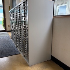 会社必見！中古　大容量引き出し棚② 納品書,伝票整理に最適です。 23段×3列　 注意⚠️1番下の引き出しが3コ無いので66コです。 幅90cm×奥行45cm×高さ105cmの画像