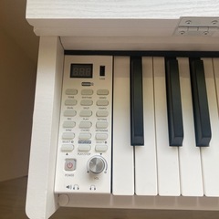 白いピアノの画像