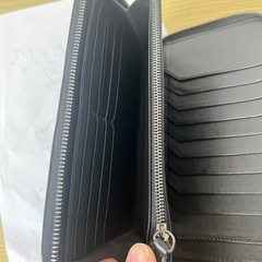 グレーのチェック柄デザイン、カードスロット8個付きの長財布。  - デザイン: グレーのチェック柄 - 素材: 合成皮革 - 内部ポケット: カードスロット8個、ファスナーポケット1個 使用感あります ご覧いただきありがとうございます よろしくお願いします。の画像