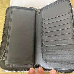 グレーのチェック柄デザイン、カードスロット8個付きの長財布。  - デザイン: グレーのチェック柄 - 素材: 合成皮革 - 内部ポケット: カードスロット8個、ファスナーポケット1個 使用感あります ご覧いただきありがとうございます よろしくお願いします。の画像