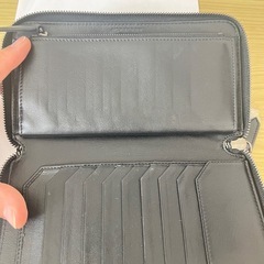 グレーのチェック柄デザイン、カードスロット8個付きの長財布。  - デザイン: グレーのチェック柄 - 素材: 合成皮革 - 内部ポケット: カードスロット8個、ファスナーポケット1個 使用感あります ご覧いただきありがとうございます よろしくお願いします。の画像