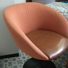 回転する布張りのチェアの画像