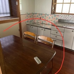 ダイニングテーブルとイス2脚の画像