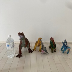 恐竜のフィギュアの画像