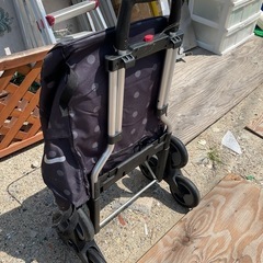 階段昇降機能付きのショッピングカートです。の画像