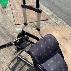 階段昇降機能付きのショッピングカートです。の画像