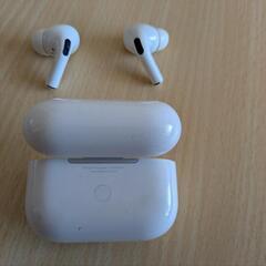 AirPods Pro 本体と充電ケース　ブルートゥースイヤホンの画像