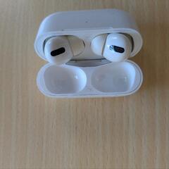 AirPods Pro 本体と充電ケース　ブルートゥースイヤホンの画像