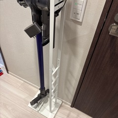 無料！ジャンク品　ダイソン(ゴミそのまま)  スタンド・付属品付きの画像