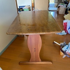 ダイニングテーブルの画像