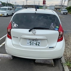 く日産ノートの画像