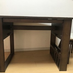 テーブルと椅子2個の画像