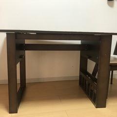 テーブルと椅子2個の画像