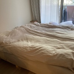 ダブルベッド　毛布　枕などの画像