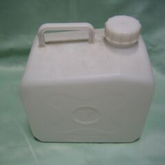 最終値下げ↓　小型のポリタンク　4L? 8L?　の画像